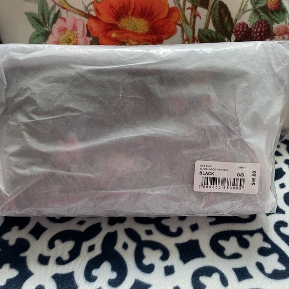 NWT Ted Baker Emiy sandalwood floral toiletry bag in black - Picture 4 of 12